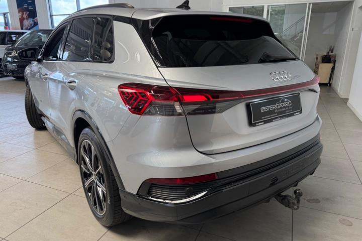 Sølv Audi Q4 e-tron fra 2025