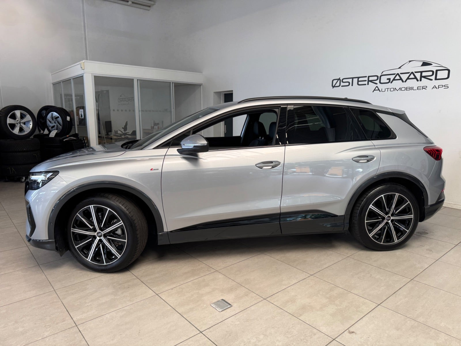 Sølv Audi Q4 e-tron fra 2025