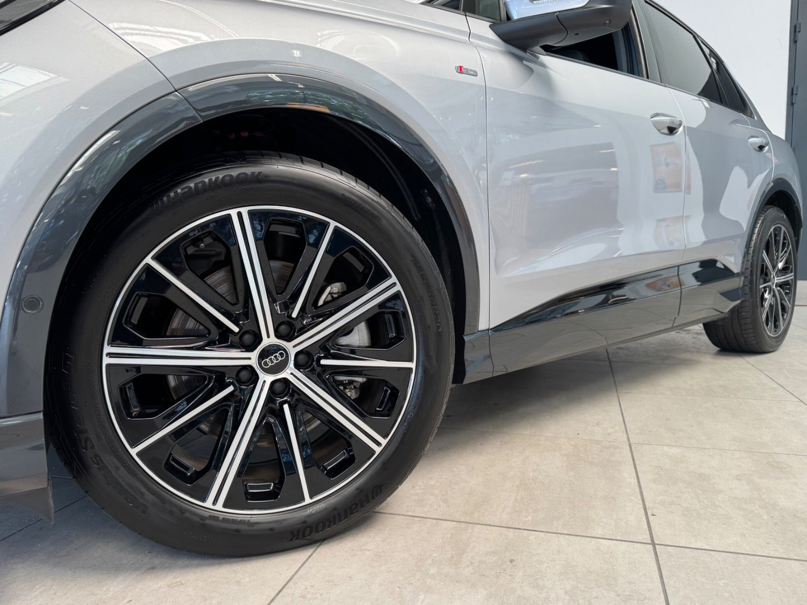 Sølv Audi Q4 e-tron fra 2025