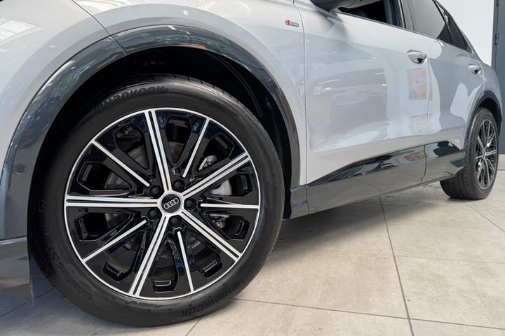 Sølv Audi Q4 e-tron fra 2025