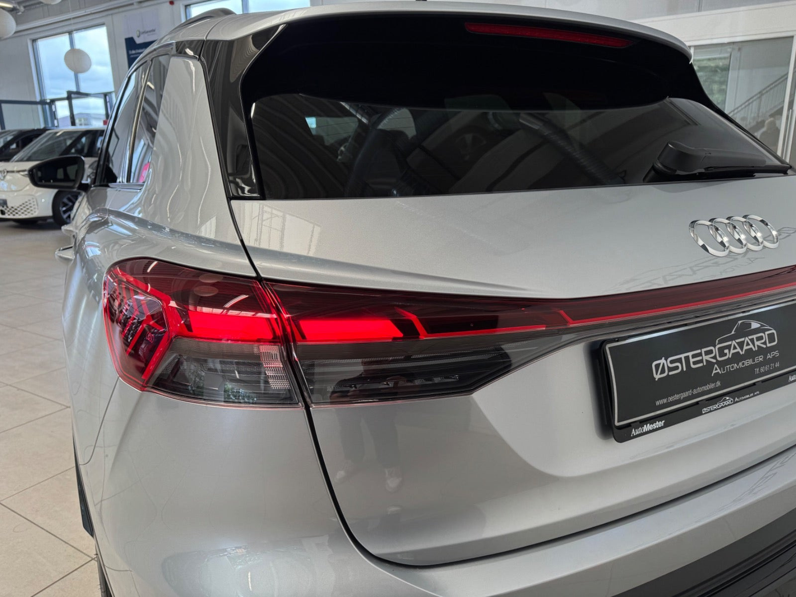 Sølv Audi Q4 e-tron fra 2025