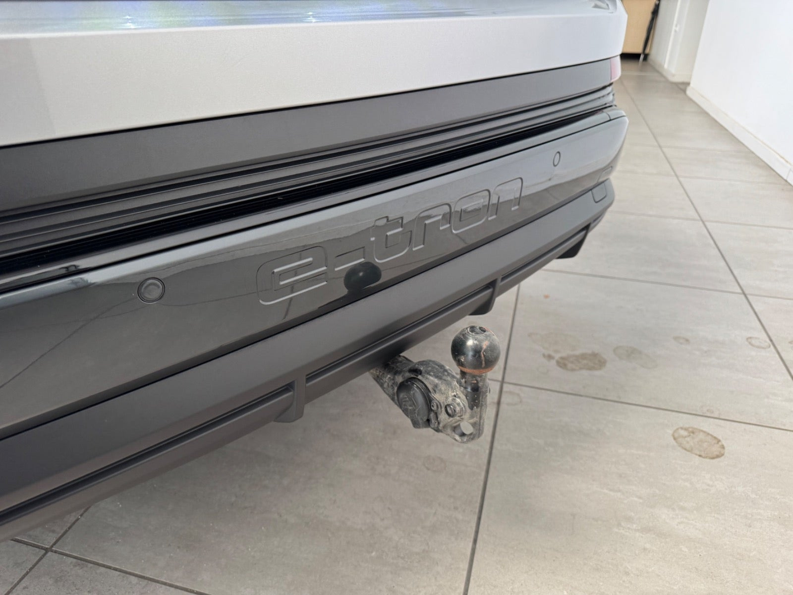 Sølv Audi Q4 e-tron fra 2025