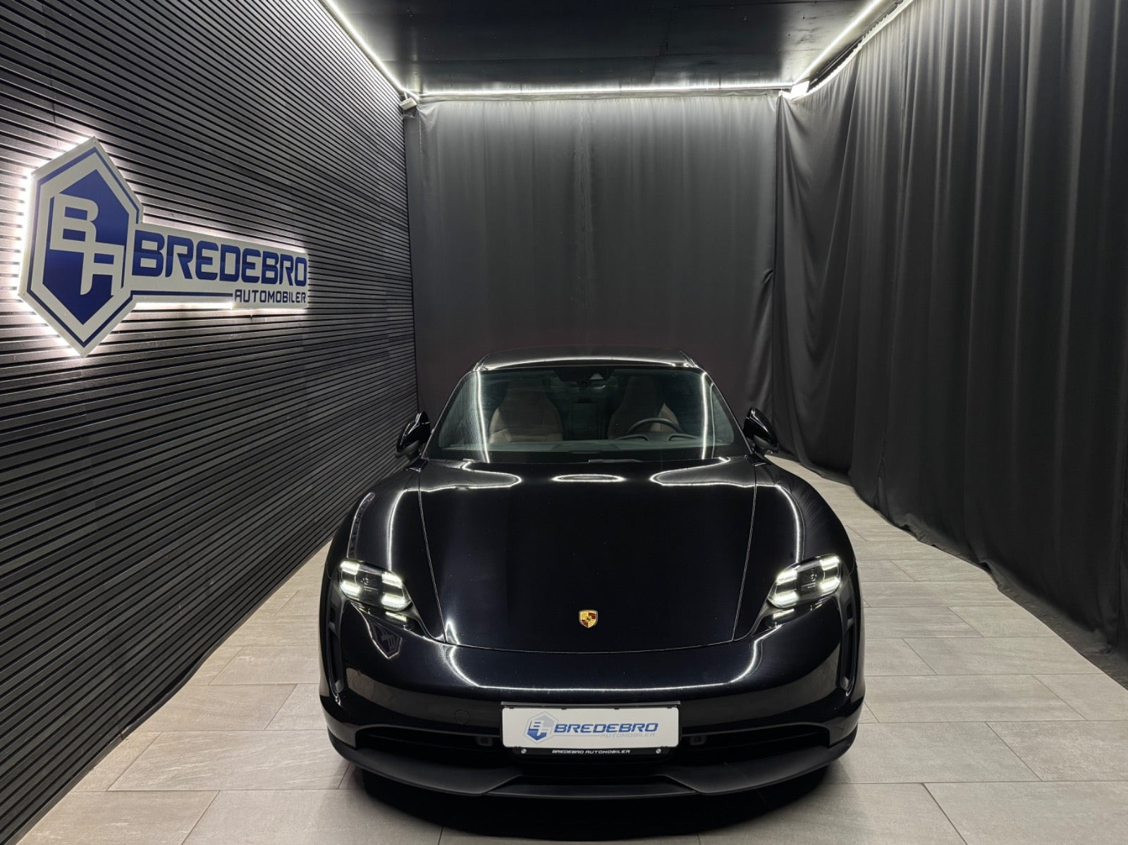 Sort Porsche Taycan fra 2023