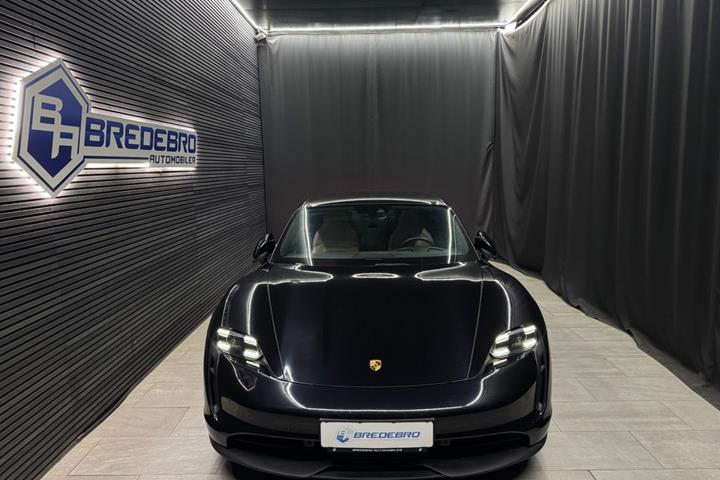 Sort Porsche Taycan fra 2023