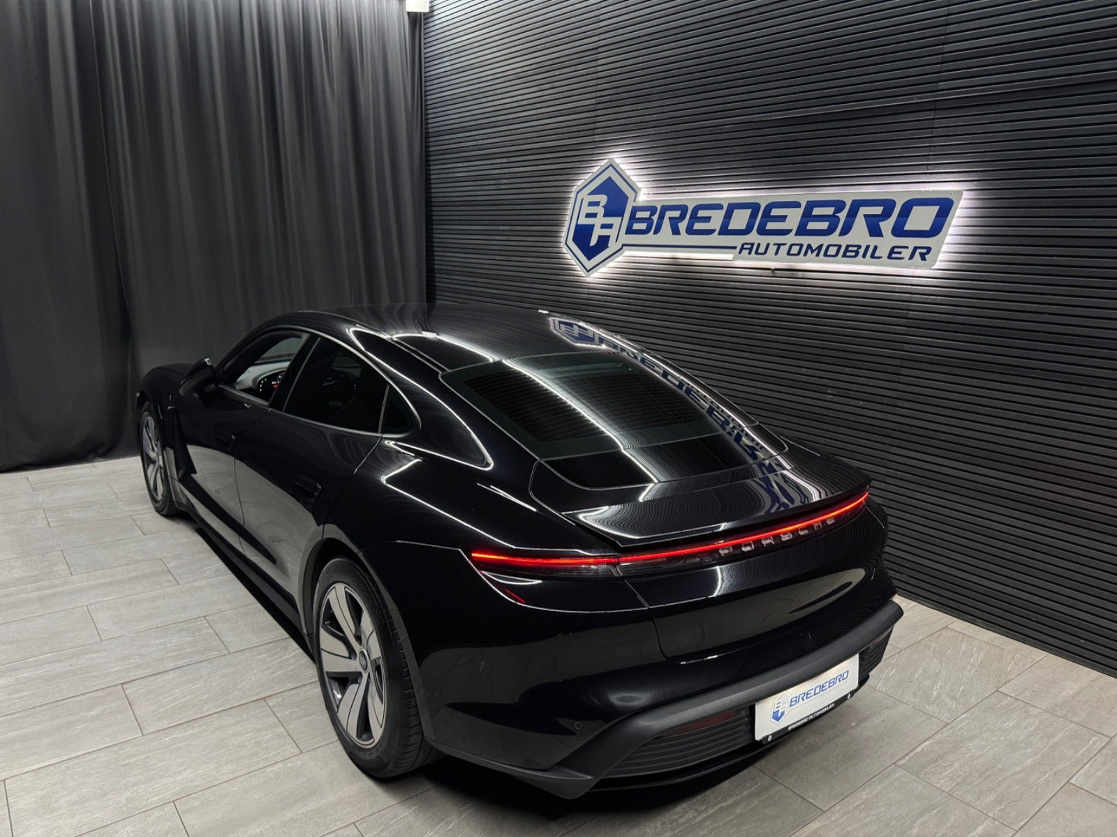 Sort Porsche Taycan fra 2023
