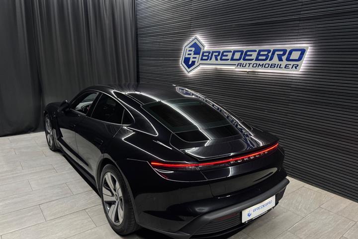 Sort Porsche Taycan fra 2023