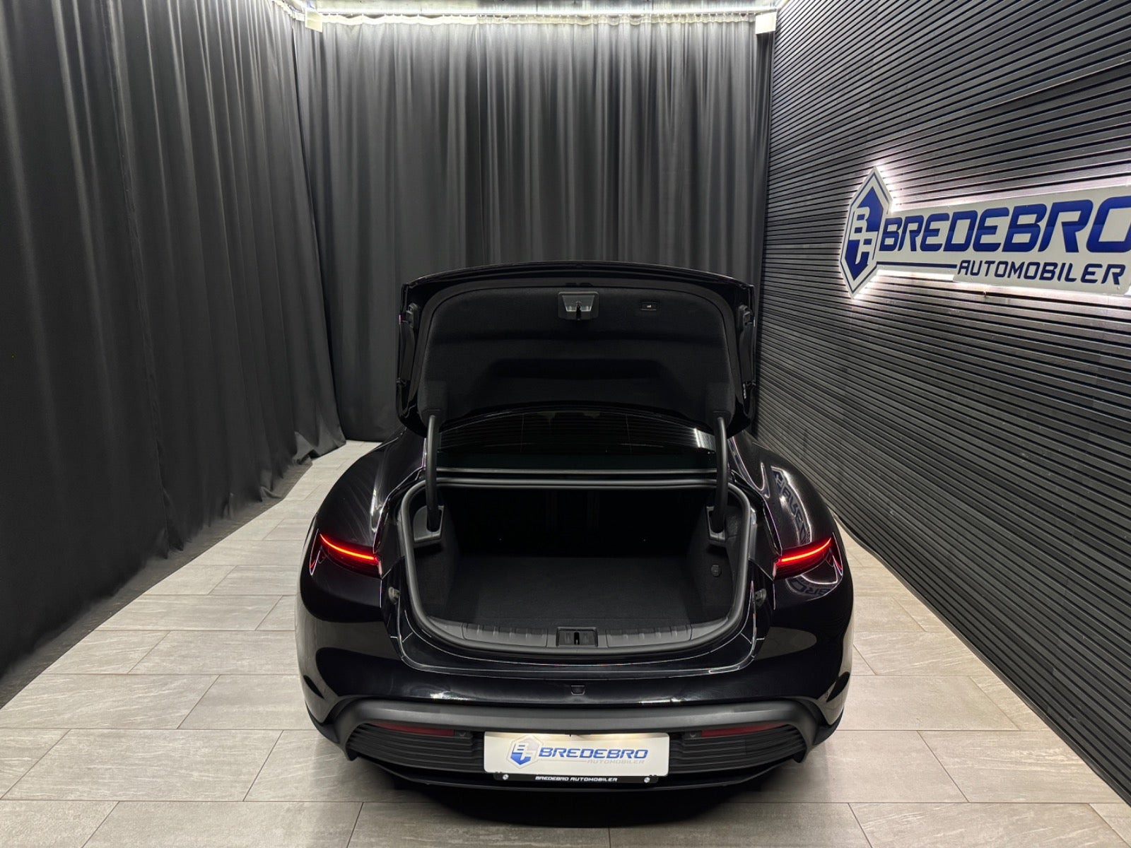 Sort Porsche Taycan fra 2023
