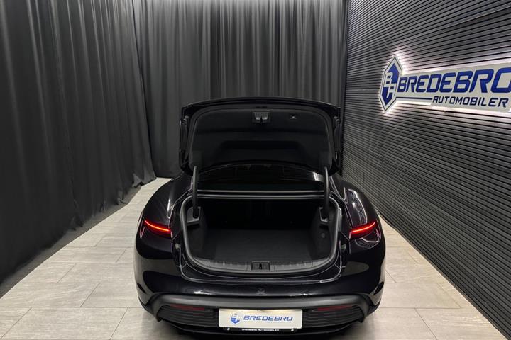 Sort Porsche Taycan fra 2023