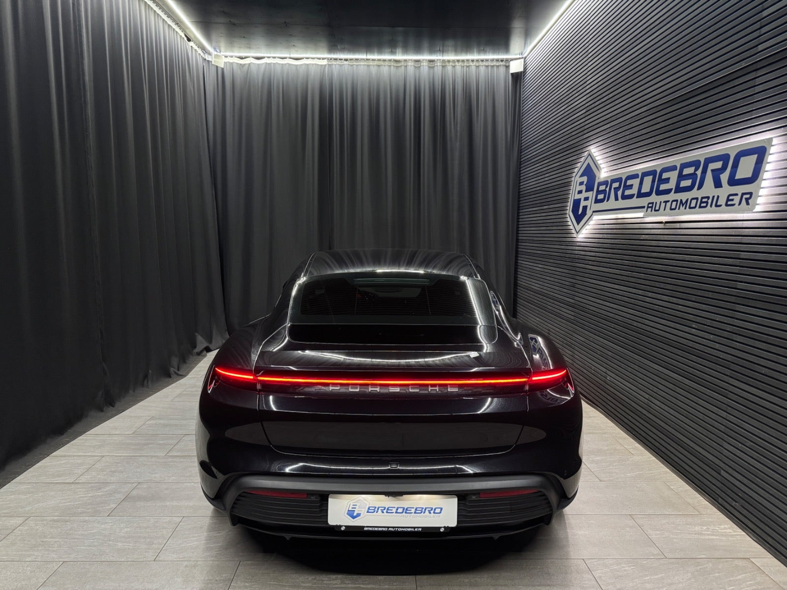 Sort Porsche Taycan fra 2023