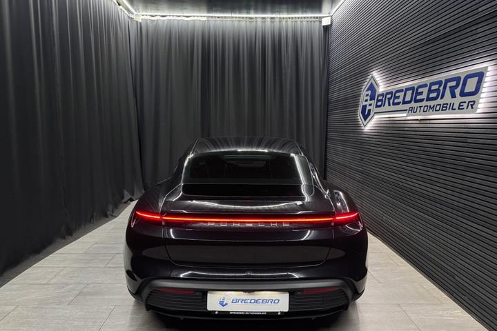 Sort Porsche Taycan fra 2023