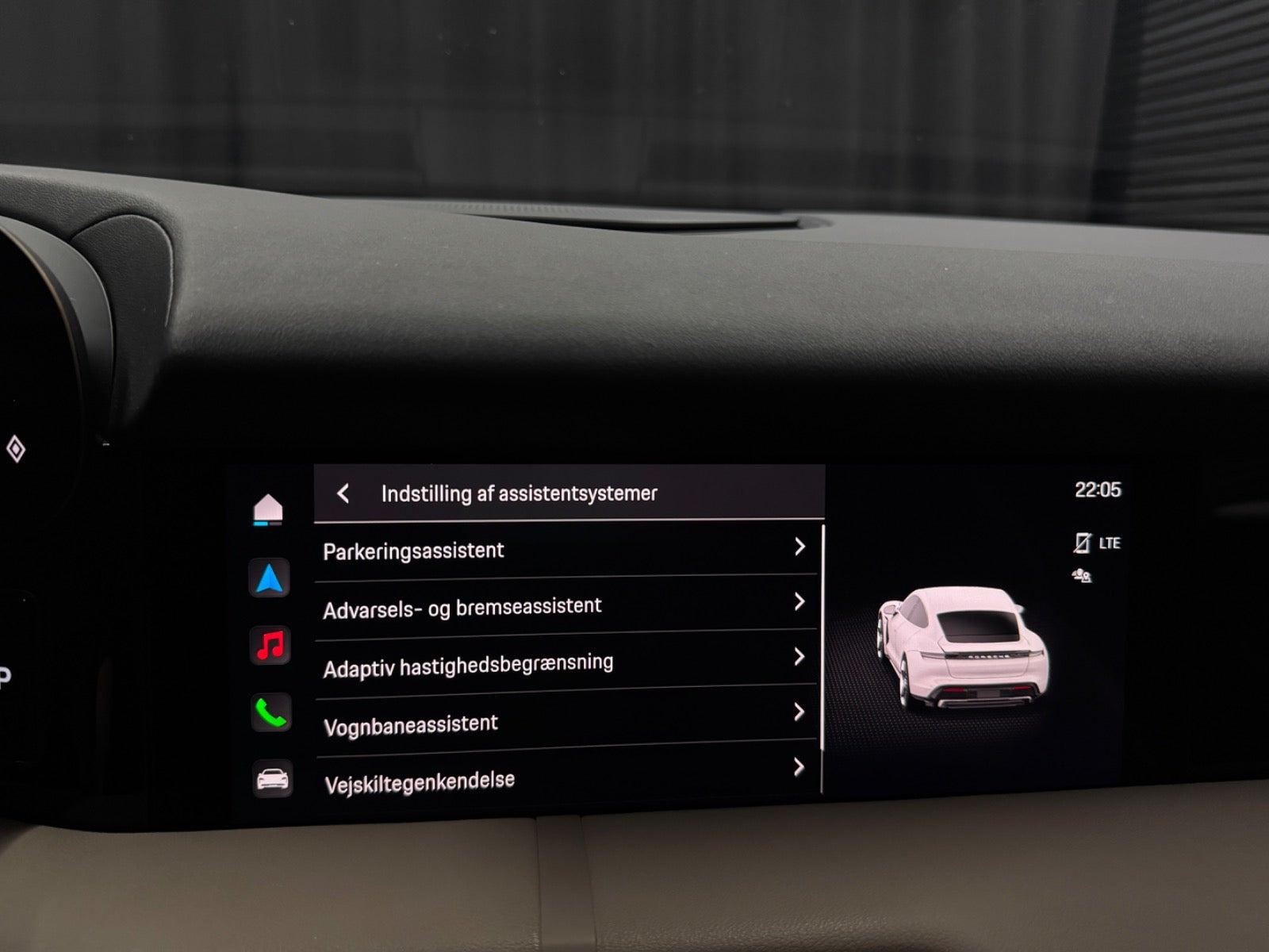 Sort Porsche Taycan fra 2023