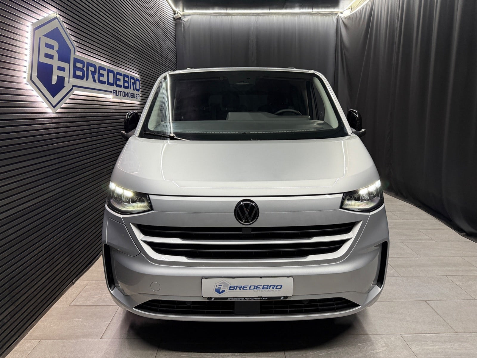 Sølv VW e-Caravelle fra 2025
