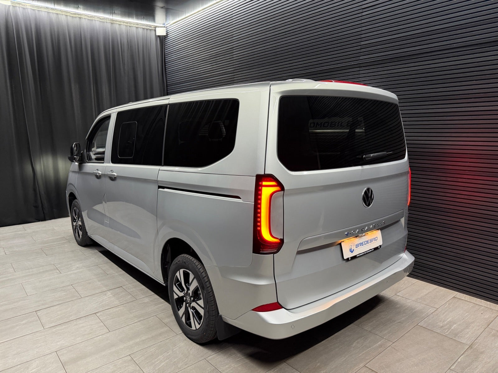 Sølv VW e-Caravelle fra 2025