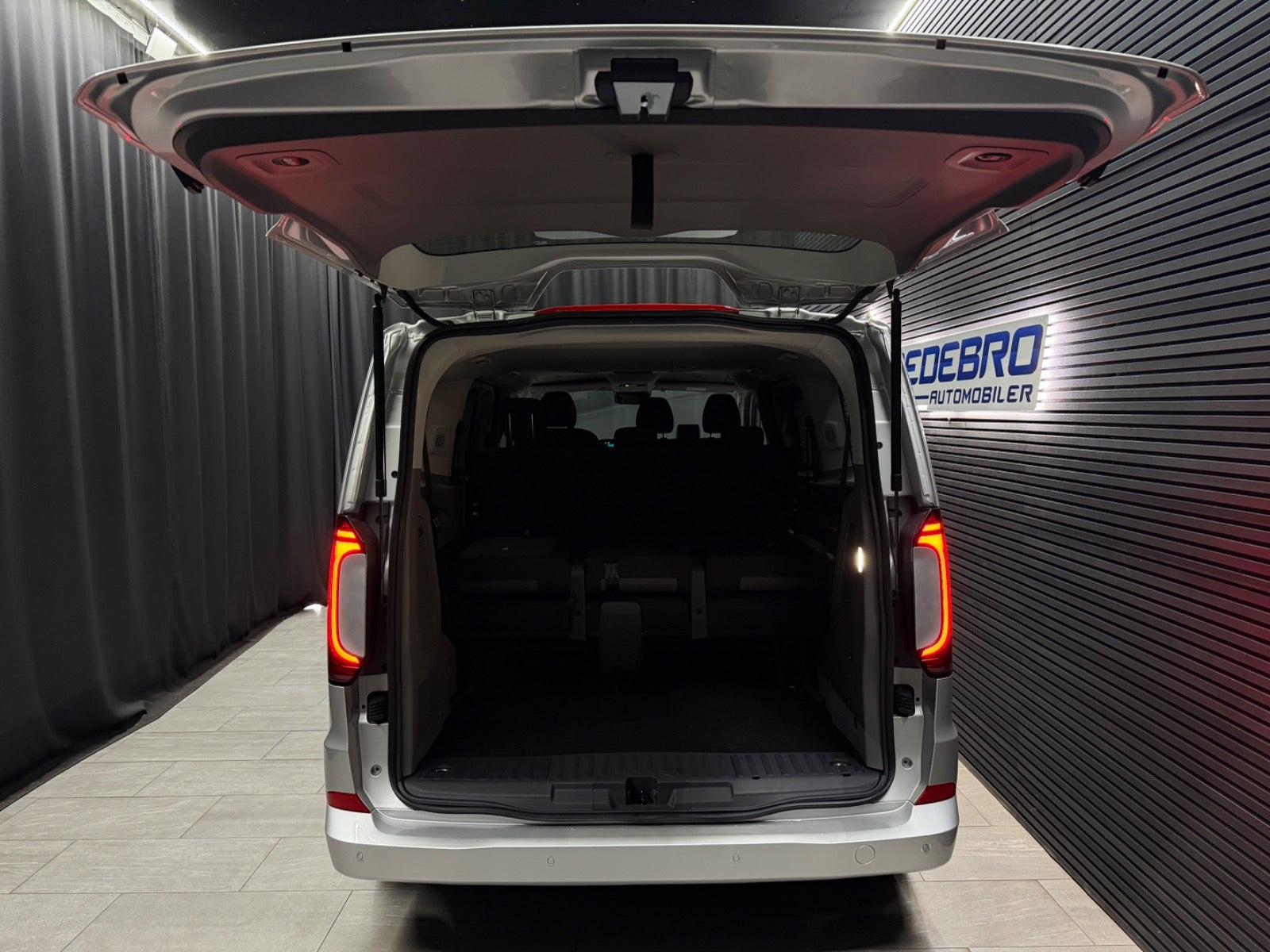 Sølv VW e-Caravelle fra 2025