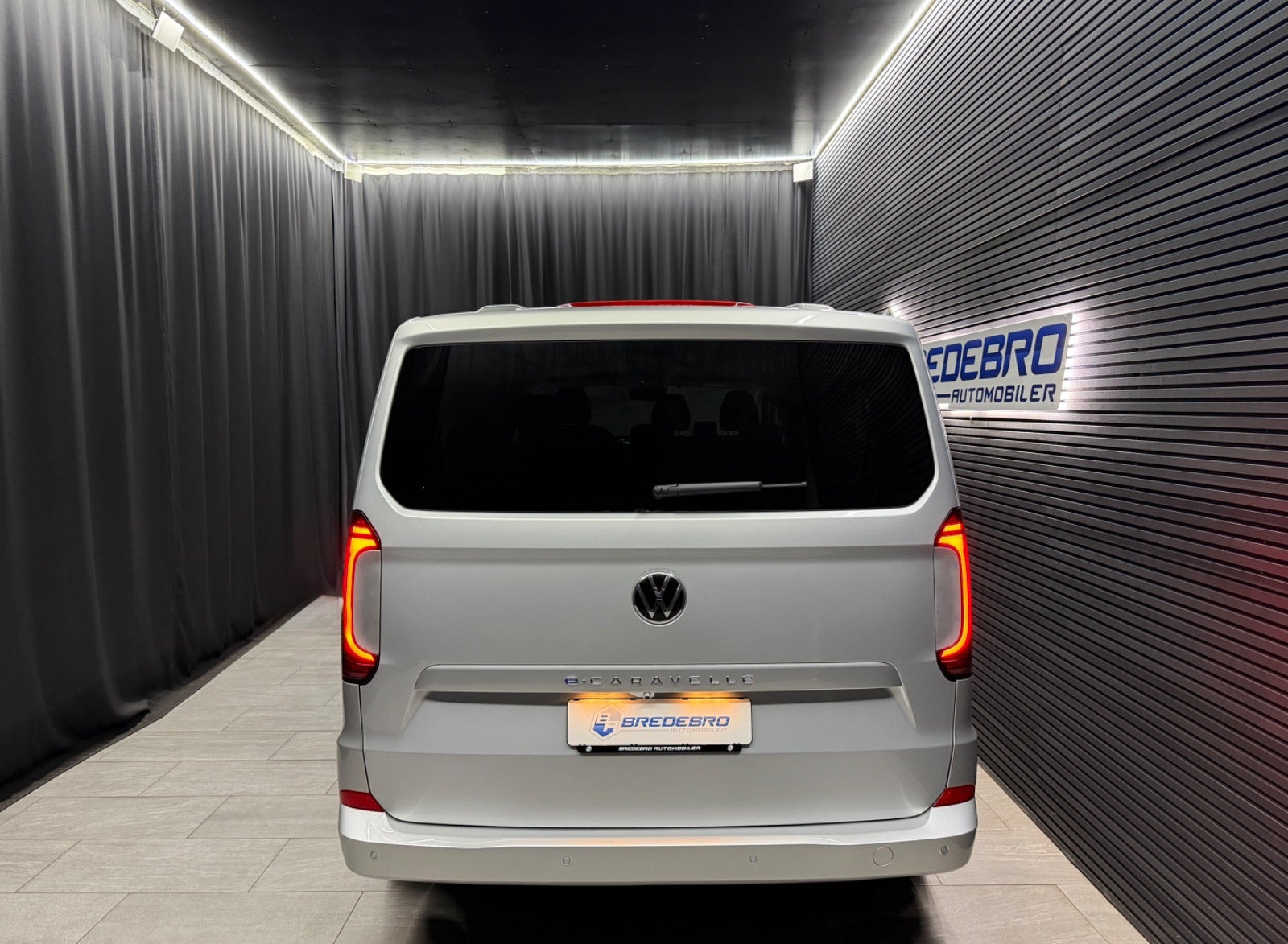 Sølv VW e-Caravelle fra 2025