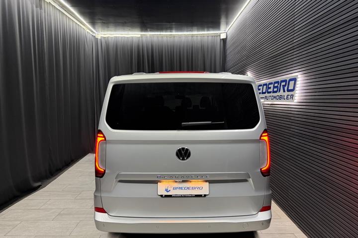 Sølv VW e-Caravelle fra 2025
