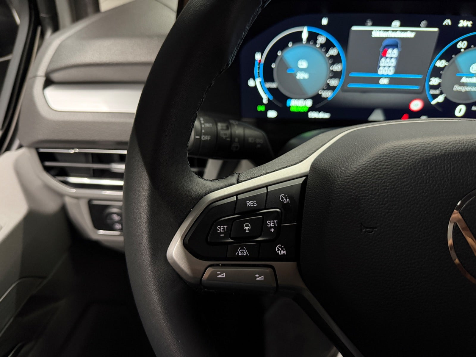 Sølv VW e-Caravelle fra 2025