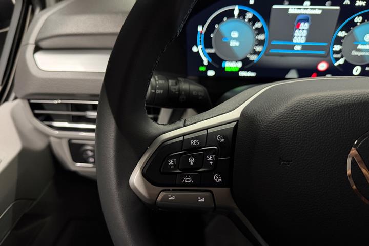 Sølv VW e-Caravelle fra 2025