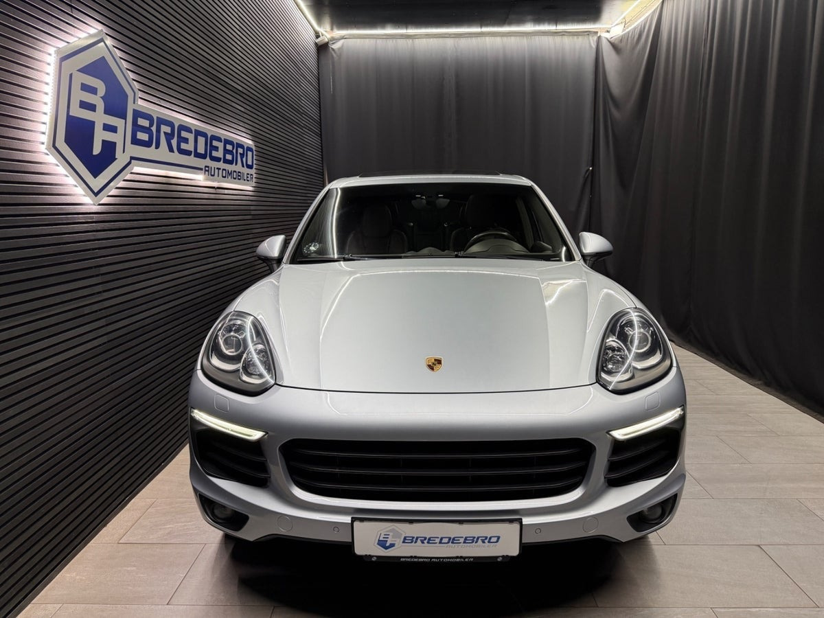 Sølv Porsche Cayenne fra 2017