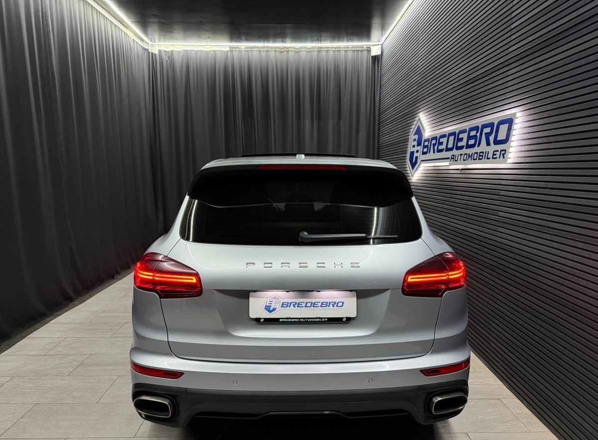 Sølv Porsche Cayenne fra 2017