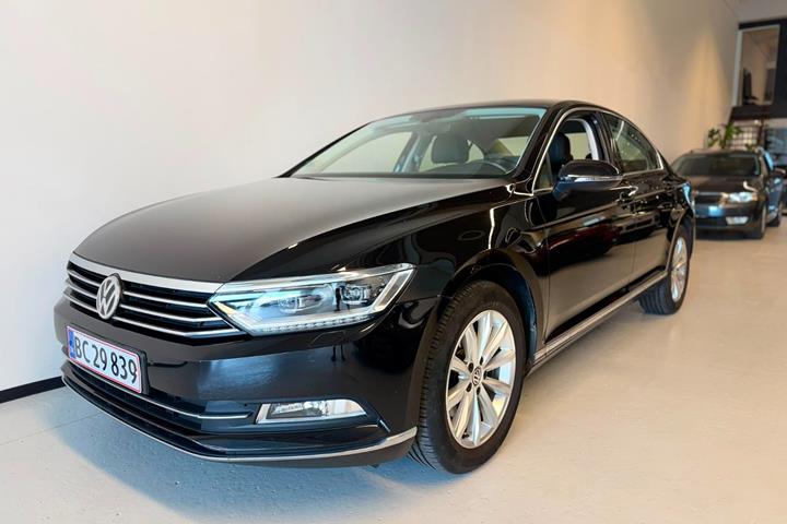 Sort VW Passat fra 2016 set udefra