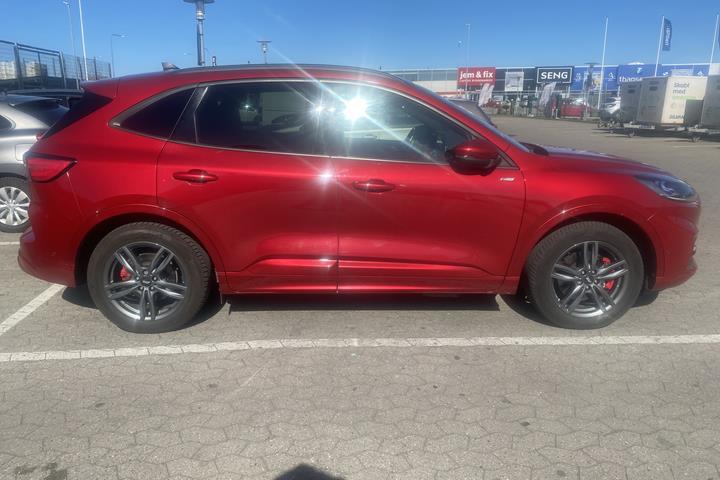 Rød Ford Kuga fra 2021