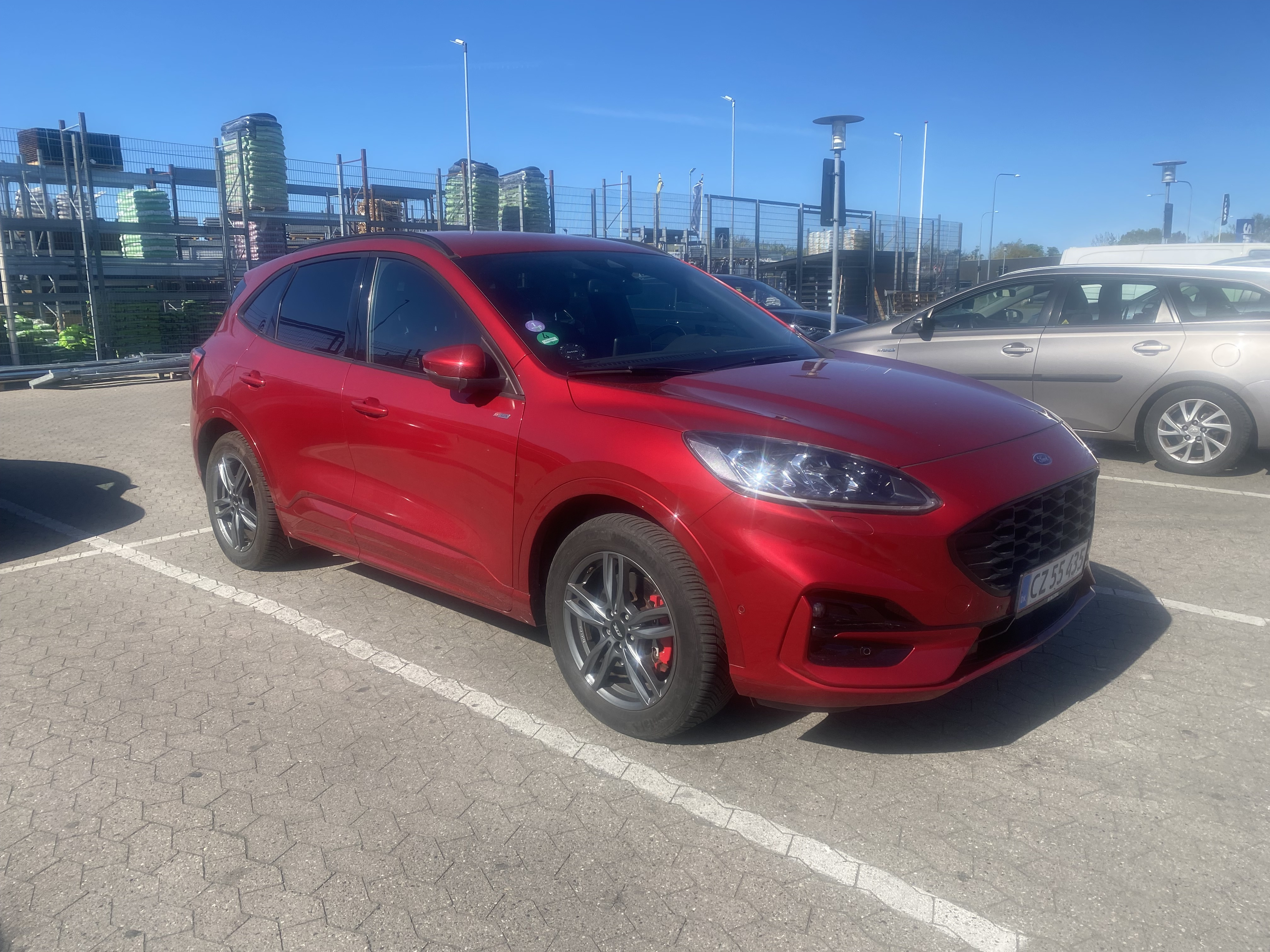 Rød Ford Kuga fra 2021