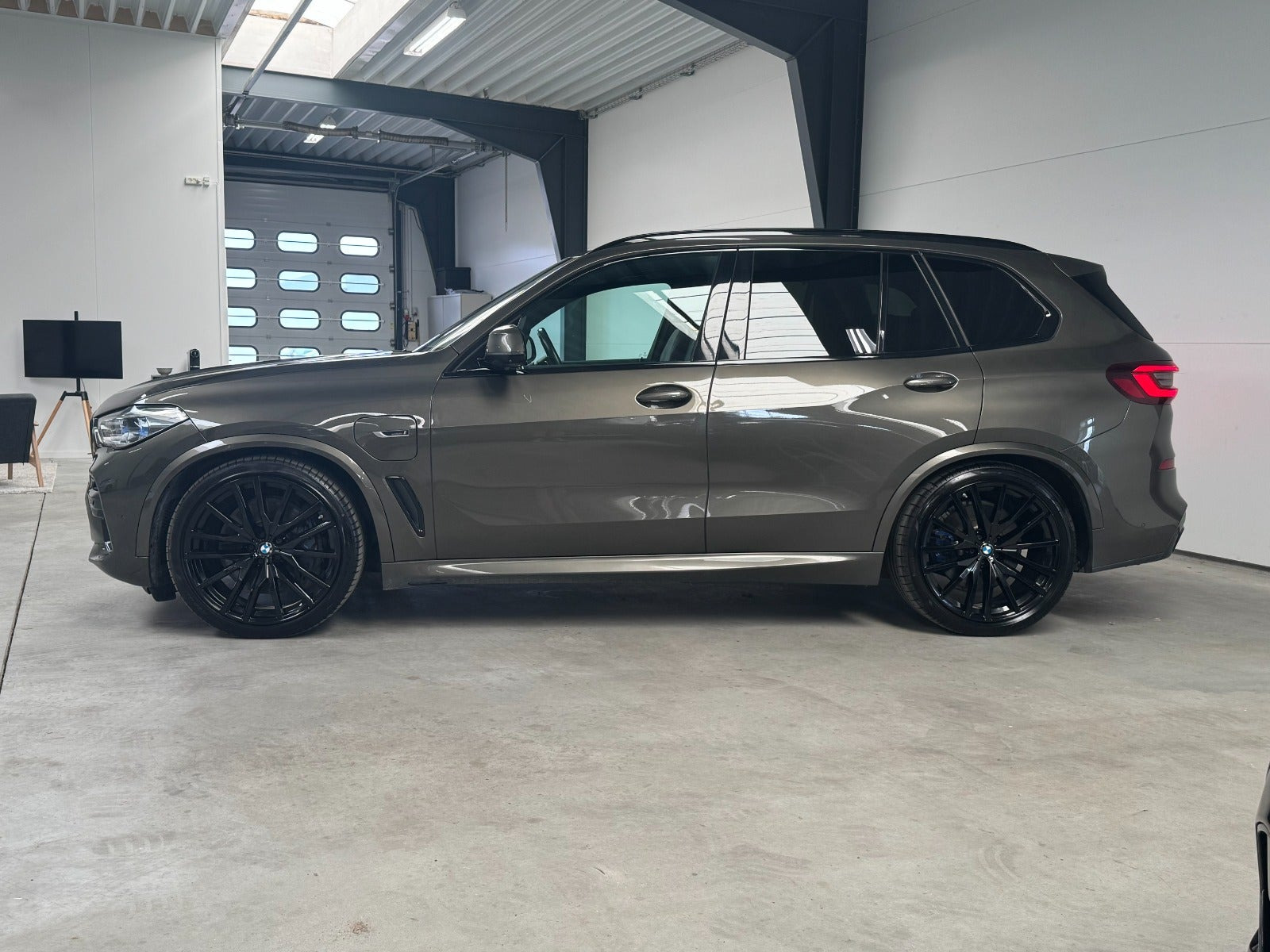 Grå BMW X5 fra 2023