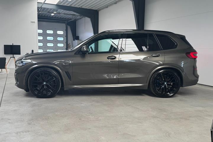 Grå BMW X5 fra 2023