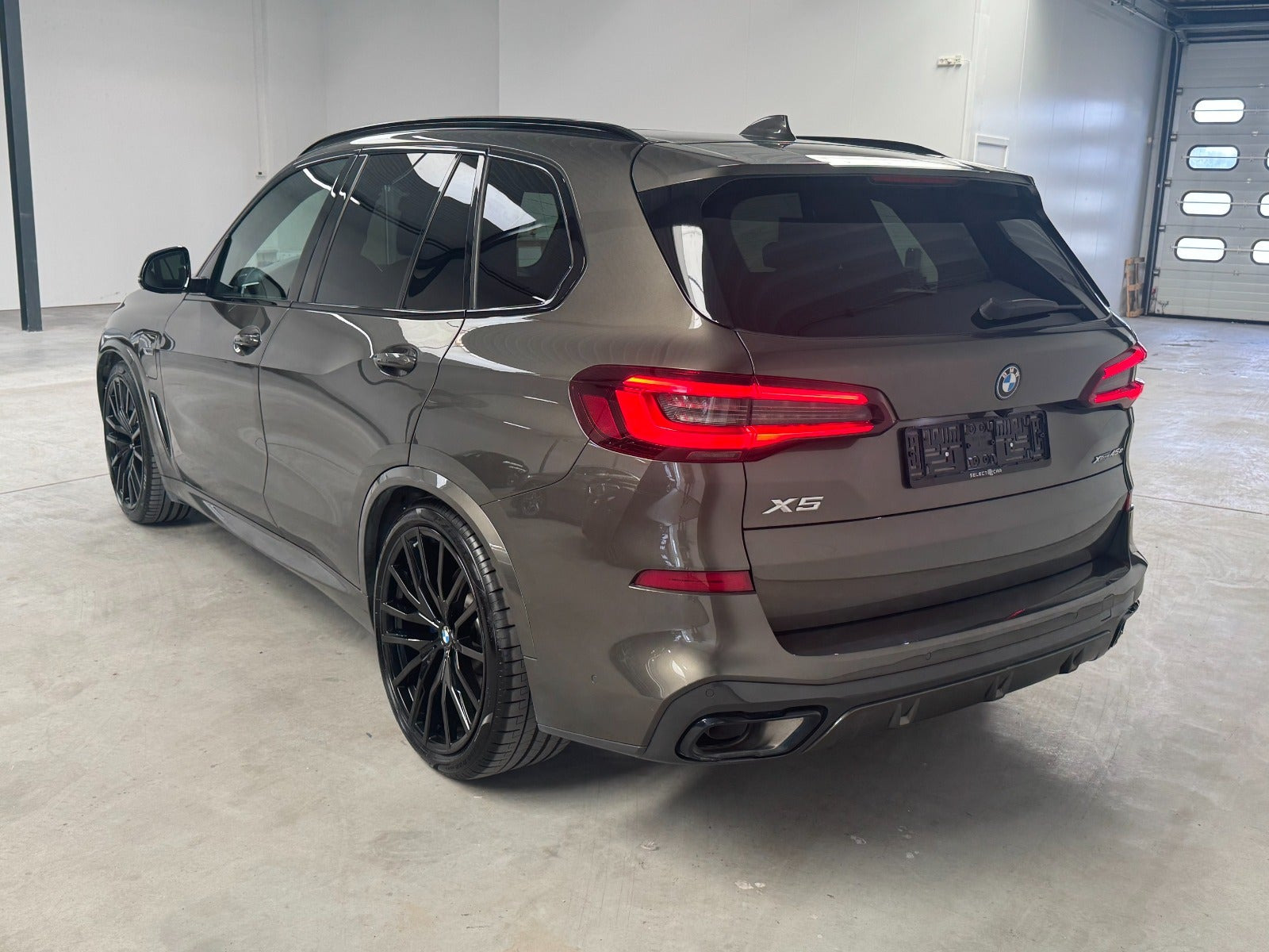 Grå BMW X5 fra 2023