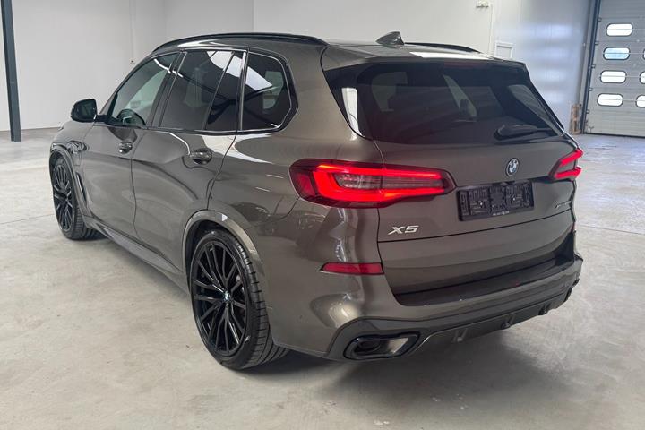 Grå BMW X5 fra 2023