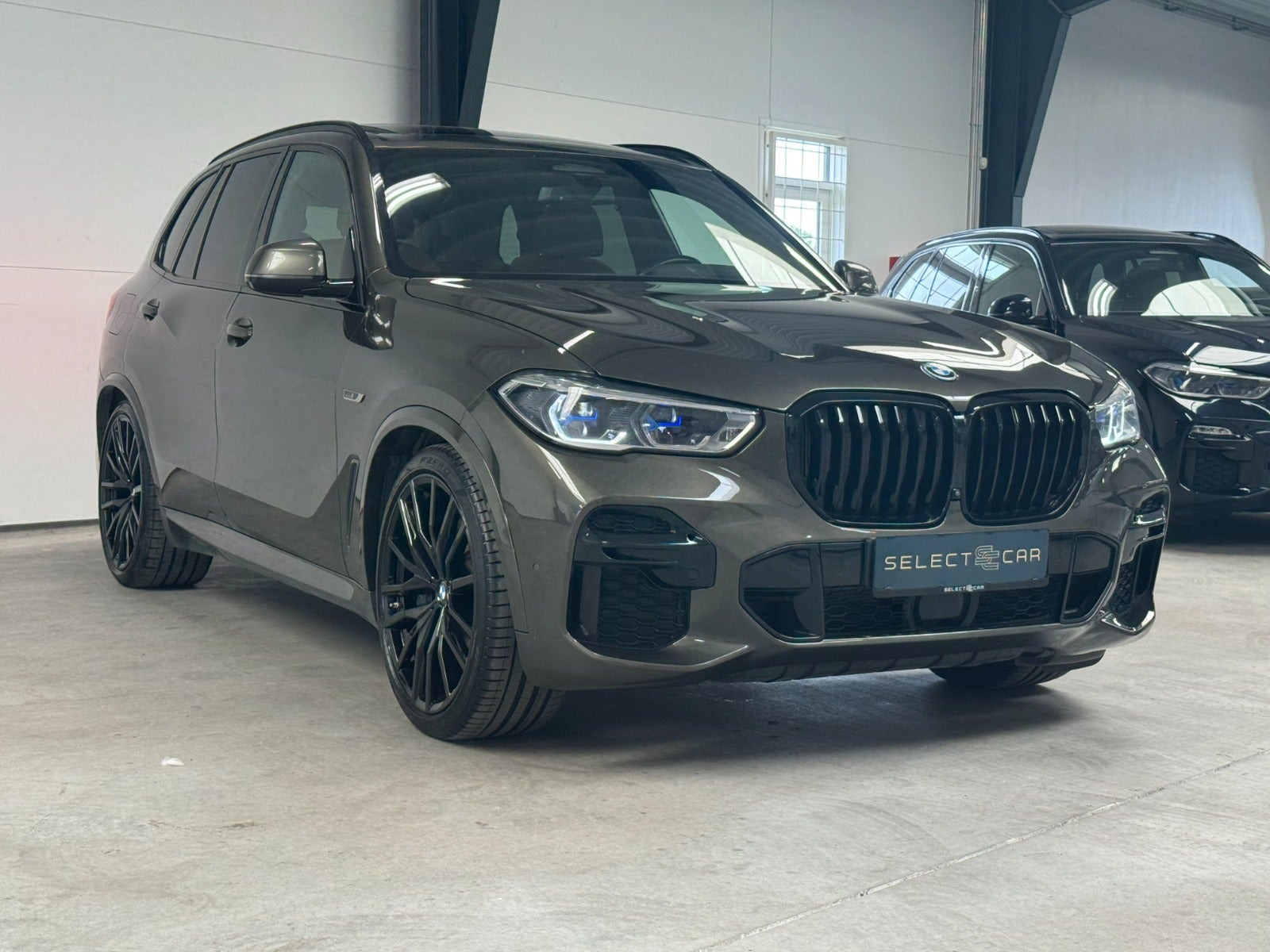 Grå BMW X5 fra 2023