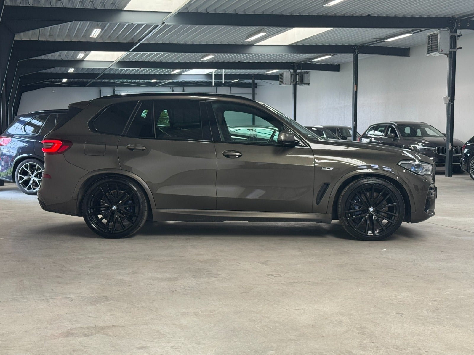 Grå BMW X5 fra 2023