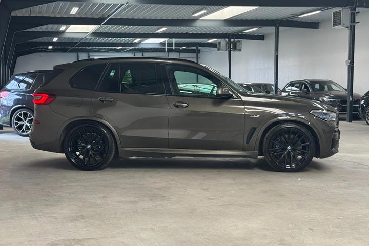 Grå BMW X5 fra 2023