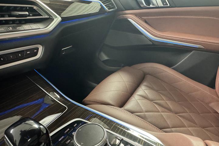 Grå BMW X5 fra 2023