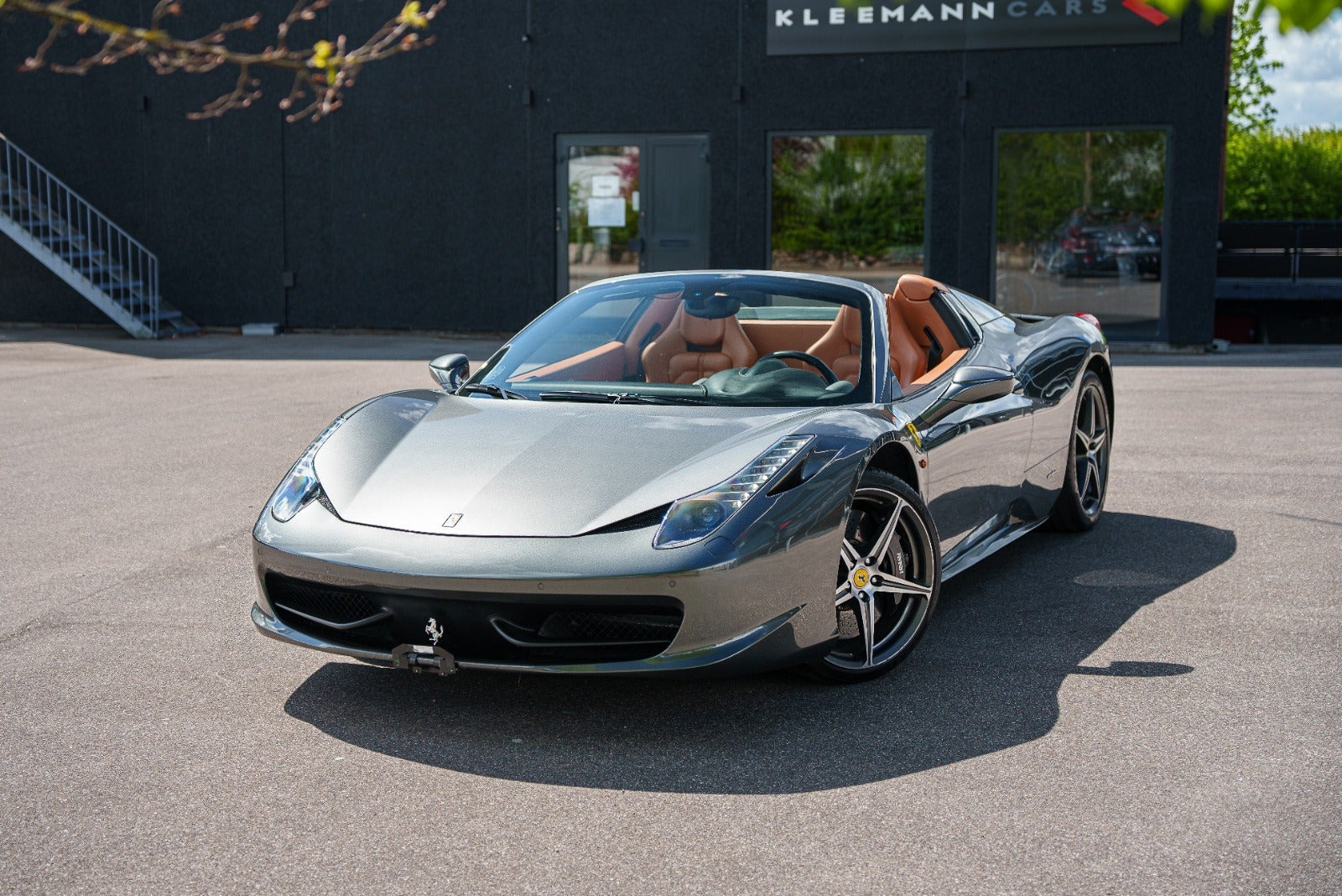 Grå Ferrari 458 fra 2013