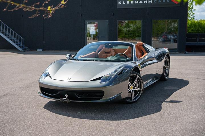 Grå Ferrari 458 fra 2013