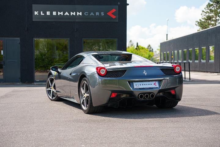 Grå Ferrari 458 fra 2013