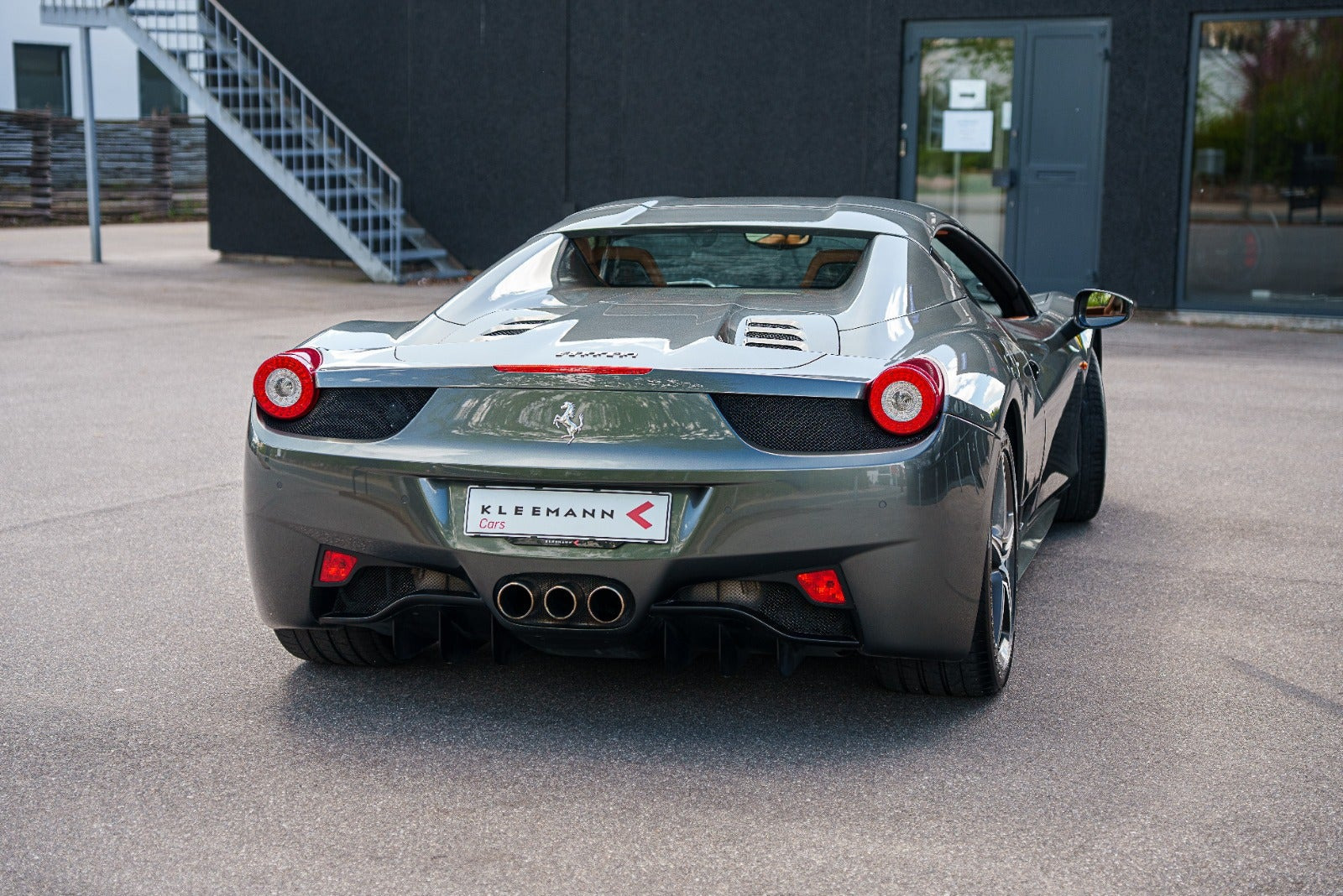Grå Ferrari 458 fra 2013