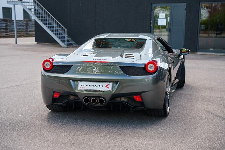 Grå Ferrari 458 fra 2013
