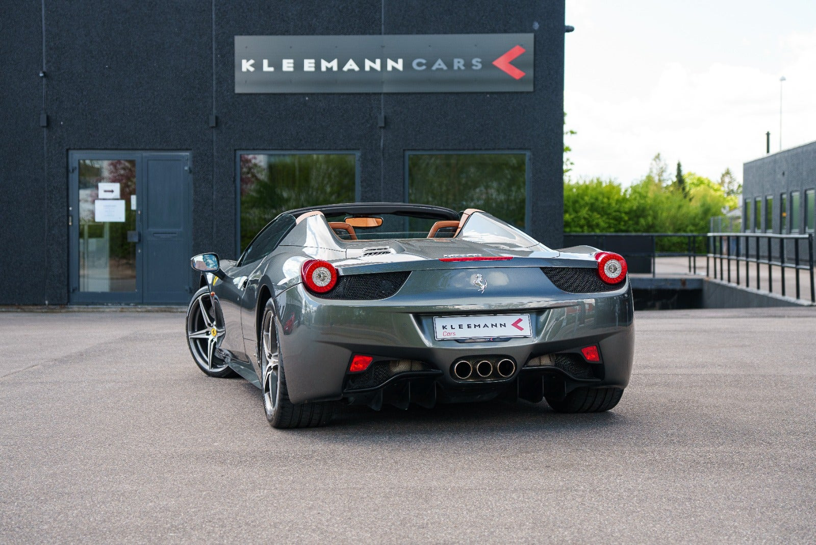 Grå Ferrari 458 fra 2013