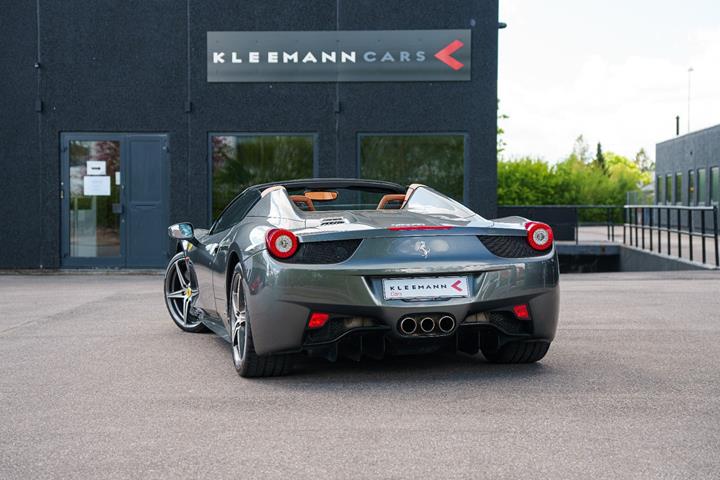 Grå Ferrari 458 fra 2013