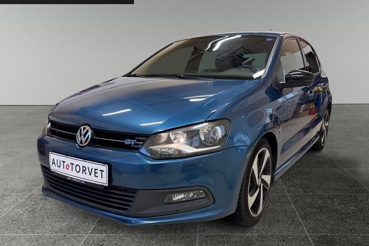 Blå VW Polo fra 2013 set udefra