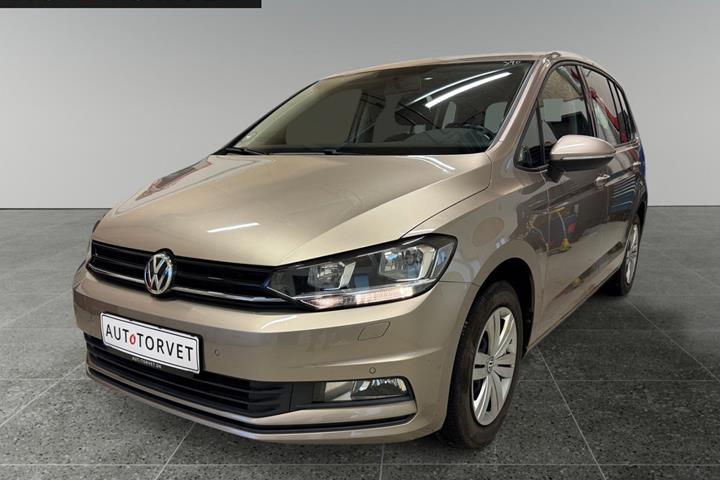Orange VW Touran fra 2017 set udefra