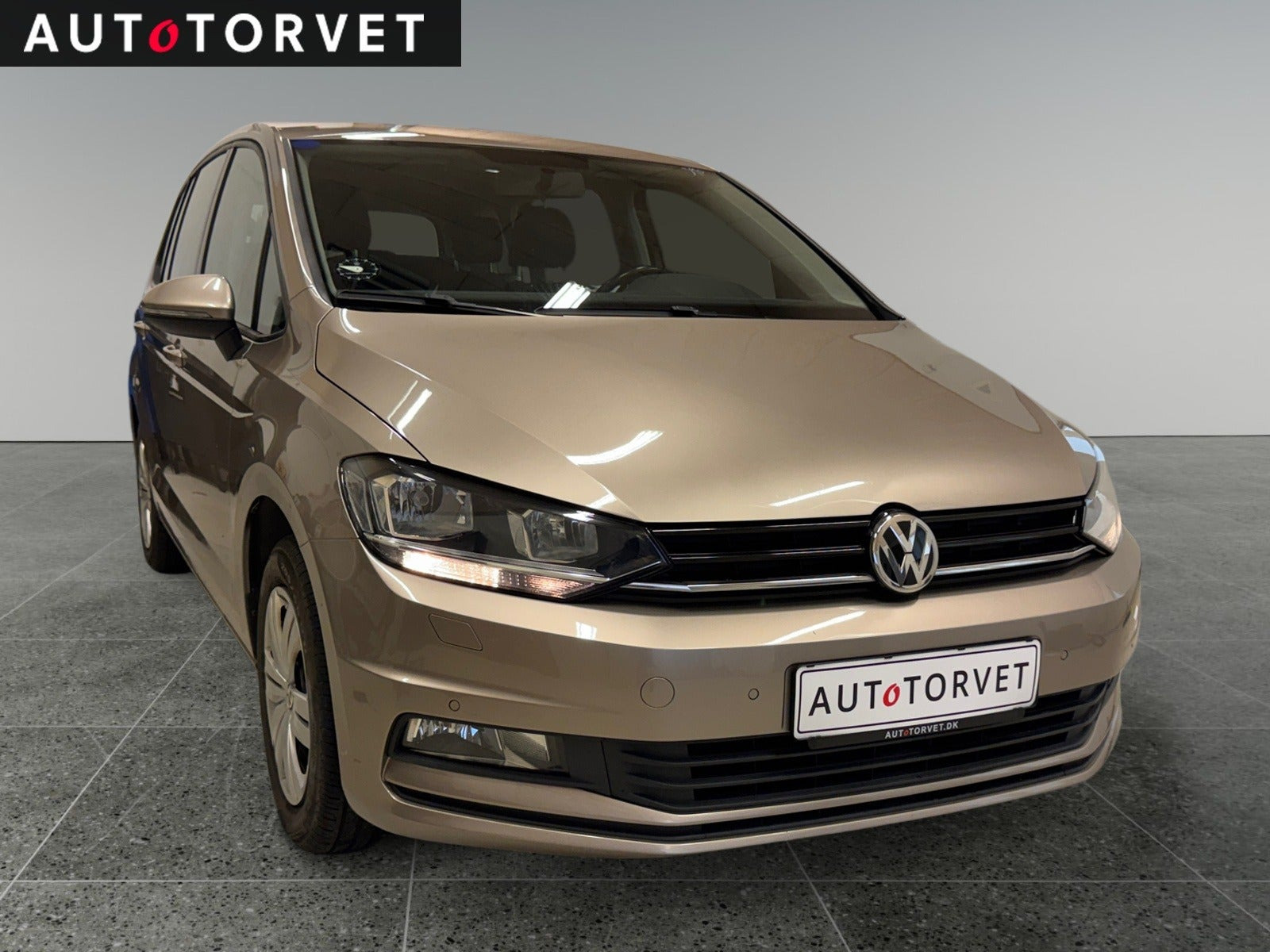 Orange VW Touran fra 2017
