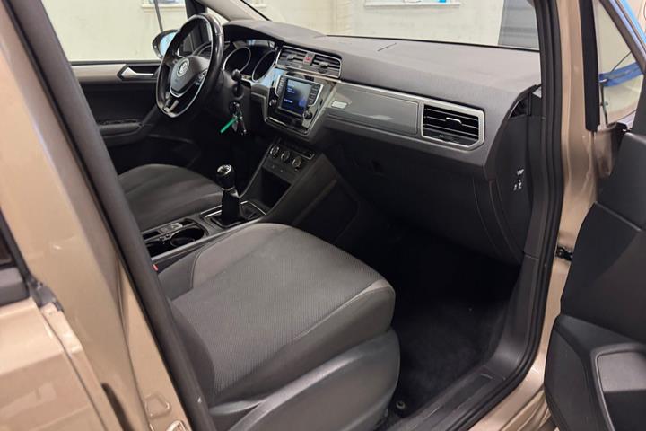Orange VW Touran fra 2017