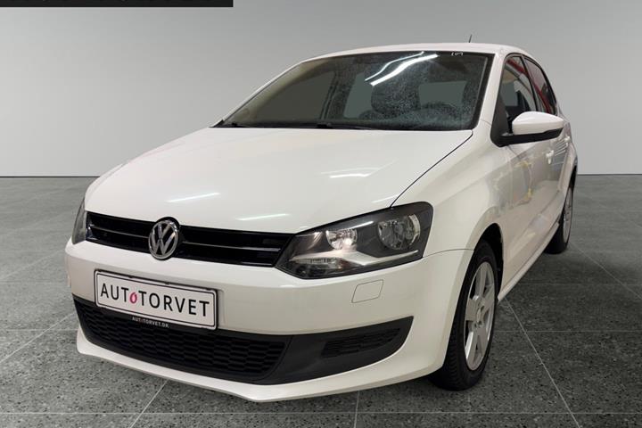 Hvid VW Polo fra 2013 set udefra