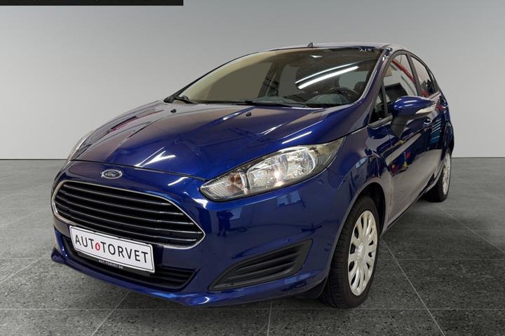 Blå Ford Fiesta fra 2015