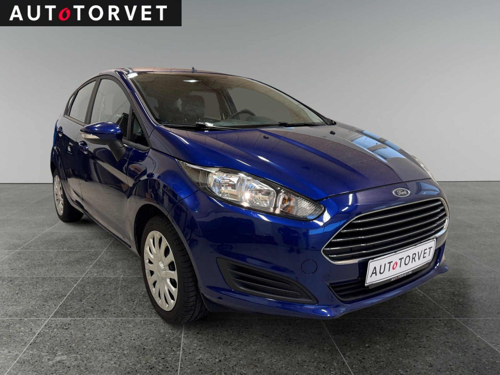 Blå Ford Fiesta fra 2015