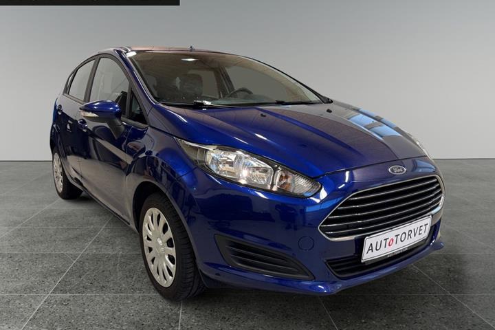 Blå Ford Fiesta fra 2015